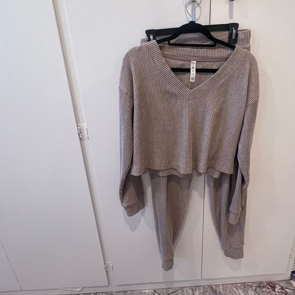 Alo Yoga Muse Ribbed V Neck Pullover & Jogger Set - Picture 12 of 12